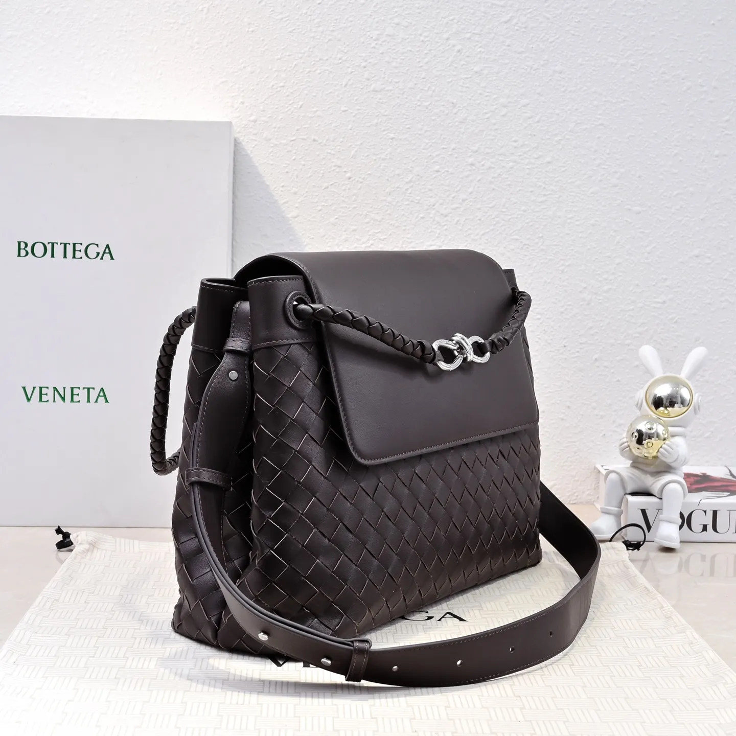 Batch 2460 #BV new men's Andiamo can be carried hand-held, on the shoulder or cross-body. It is a fashionable and versatile men's bag. The combination of lntrecciato woven iconic elements and smooth leather creates a unique cool style😎 The subtle luster and natural texture of the calfskin are high-end and fashionable. The flip-top design Knot shoulder straps and tough full leather shoulder straps are more private and can be used in more ways. No matter the size, it can accommodate a laptop, and it can be easily handled for daily commuting, business trips or travel. Model: 7715 Size: 37x26x13